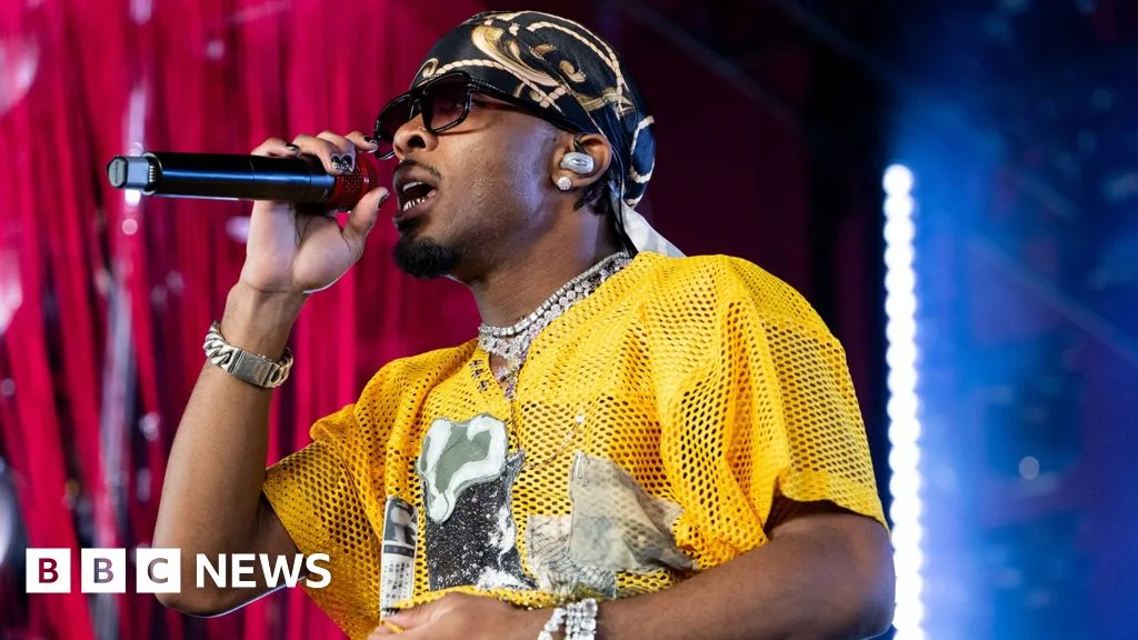 D4vd performing on stage before his arrest.